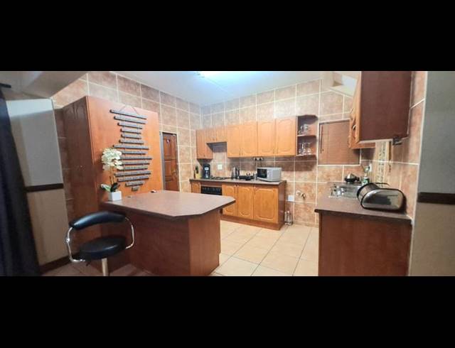 3 BEDROOM TOWNHOUSE FOR SALE IN VANDERBIJLPARK SE 2